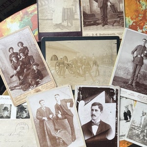 Lote de fotos de cartão de gabinete antigo ~ Vida de um homem ~ Soldado de cavalaria em Fort Sheridan Soldados e cachorro dos anos 1800-1900, Chicago vintage ~ Wm F Shultz