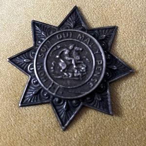 Épinglette britannique vintage de l&#39;ordre de la jarretière en métal argenté ~ Honi Soit Qui Mal Y Pense