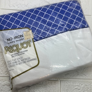 Peut inclure: Une tasse en céramique blanche avec une anse noire et l'inscription "But First, Coffee" en noir, dans une police manuscrite. La tasse est posée sur une surface blanche.