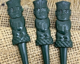3 stuzzicadenti/guarnizioni/bastoncini per cocktail Tiki vintage verdi di Trader Vic's. Tiki Bar