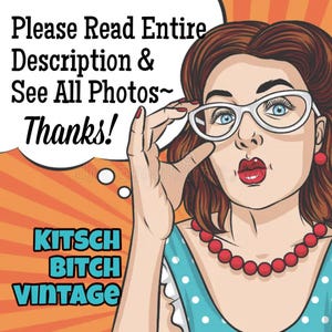 Pu&ograve; includere: Illustrazione in stile pop art di una donna con occhiali e una collana rossa. Il testo in un fumetto recita: "Si prega di leggere l'intera descrizione e vedere tutte le foto ~ Grazie!" Sotto, il testo recita "KITSCH BITCH VINTAGE."