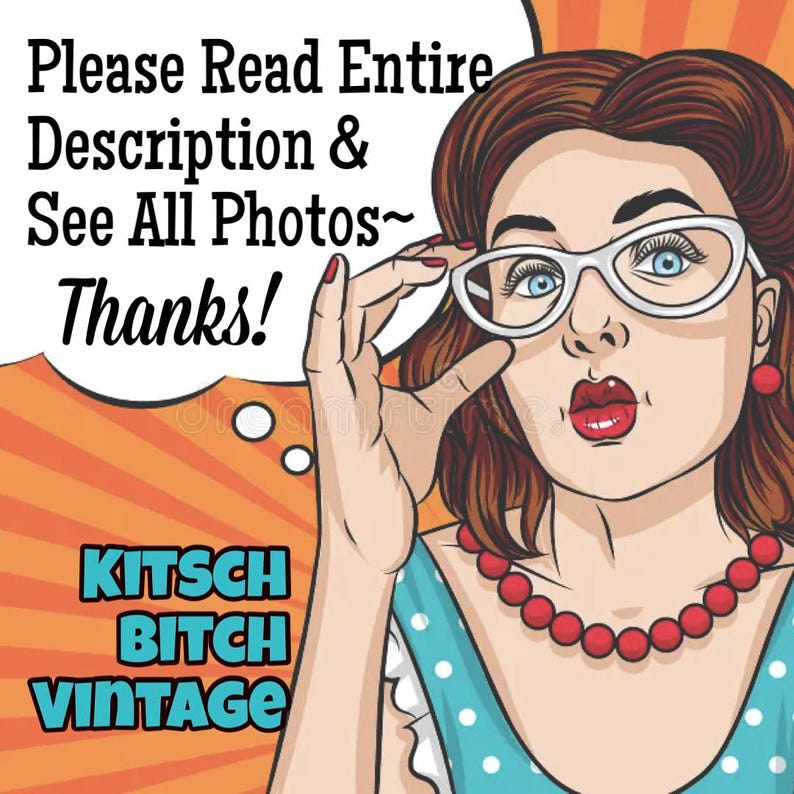 Pu&ograve; includere: Illustrazione in stile pop art di una donna con occhiali e una collana rossa. Il testo in un fumetto recita: "Si prega di leggere l'intera descrizione e vedere tutte le foto ~ Grazie!" Sotto, il testo recita "KITSCH BITCH VINTAGE."