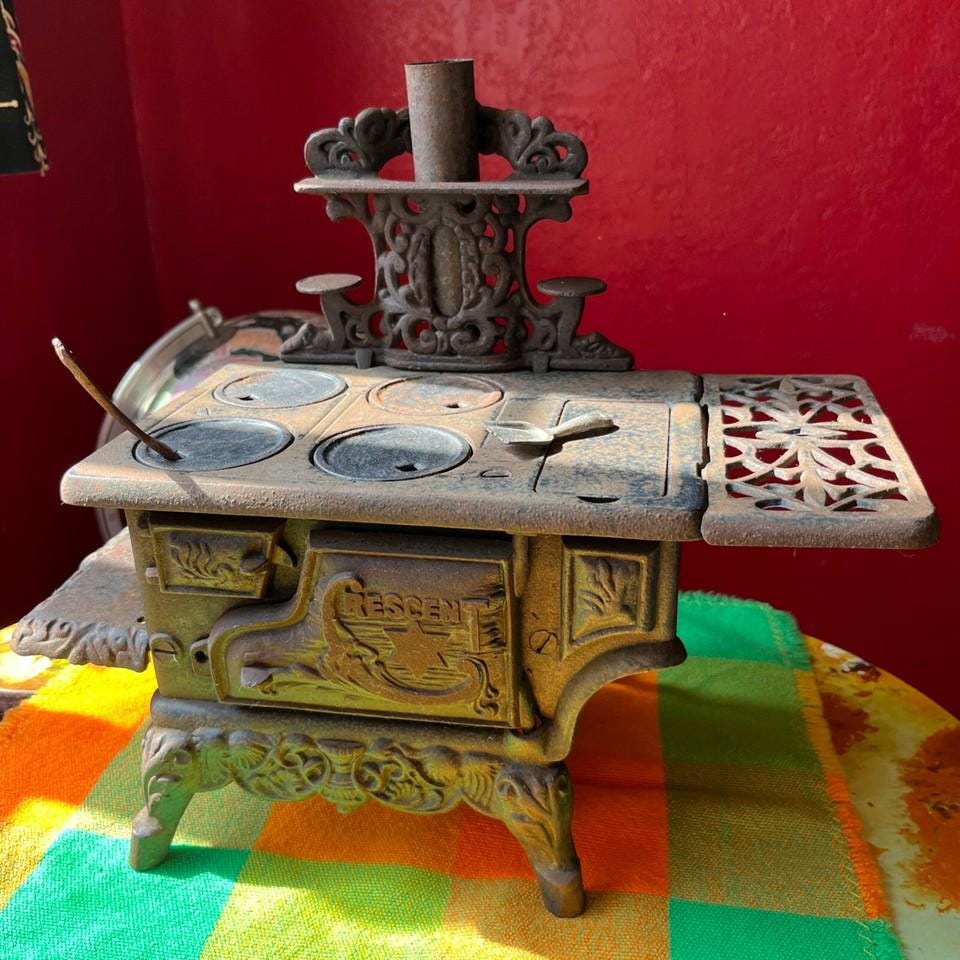 Vintage Crescent Miniatur Gusseisen Ofen & Zubehör Verkäufer Muster Spielzeug