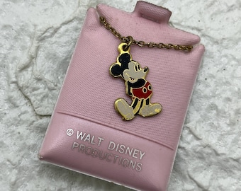 Collar vintage de Mickey Mouse con colgante de esmalte. Novedades de Walt Disney Productions.