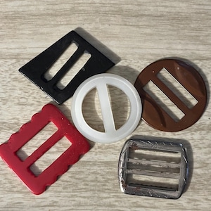 5x Small Vintage 1940s/1950s Buckles, Plastic & Metal