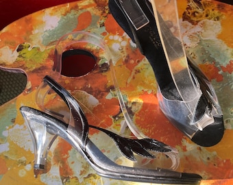 Zapatos de tacón de Lucite transparente con empeine de vinilo transparente y hojas negras, Dezario by Chris