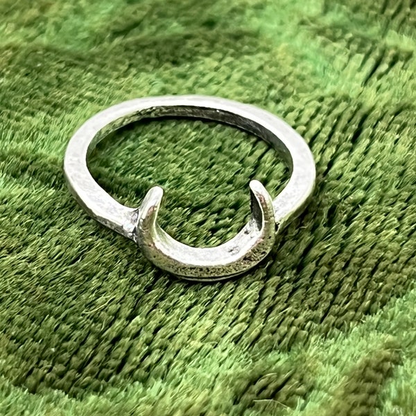 Vintage Crescent Moon Ring in Silver tone Metal, Size 3 1/4