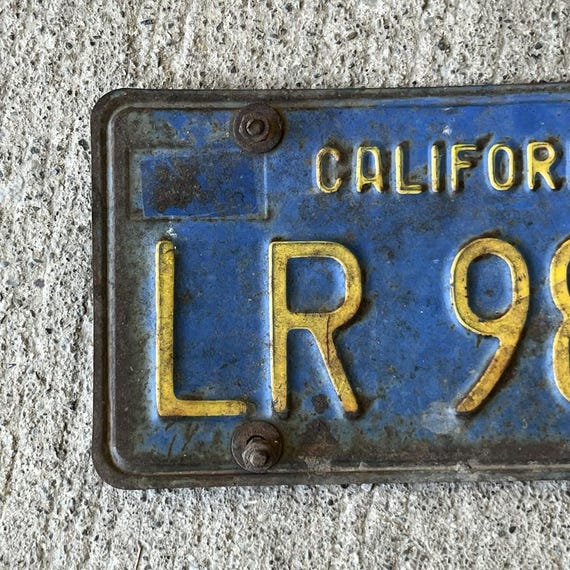 カリフォルニアのヴィンテージナンバープレート - LR 9831 - 青と黄色