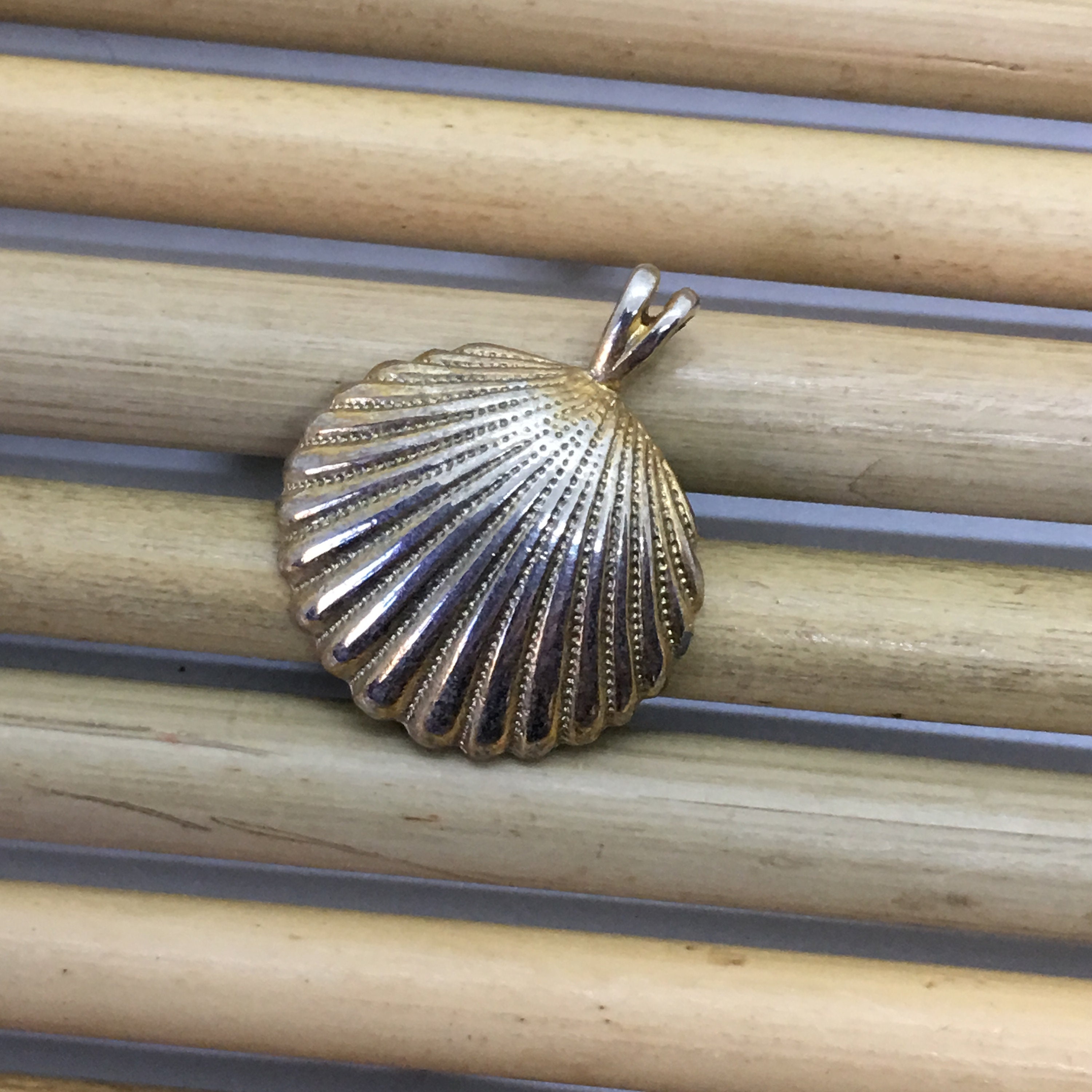 Pendentif Vintage Coquillage Monté Sur Métal Doré – Breloque Charmante, Occasion