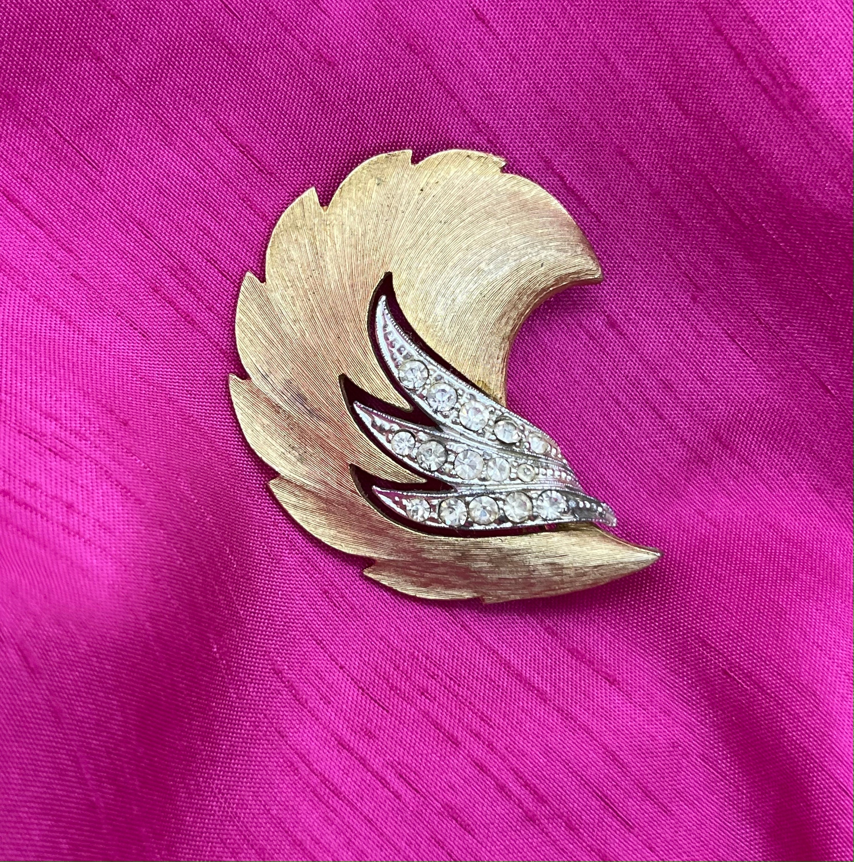 美品❣️JＪ　ヴィンテージブローチ　羽根　リボンデザイン　ゴールド　アンティーク JJ Jonette Vintage 1960s/70s Brushed Gold-tone & Rhinestone