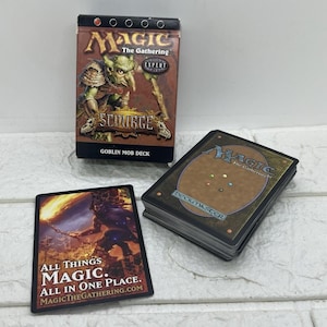 Może przedstawiać: Zestaw kart do gry Magic: The Gathering, zawierający talię Goblin Mob i talię kart. Jedna karta wyświetla tekst "All Things Magic. All in One Place. MagicTheGathering.com."