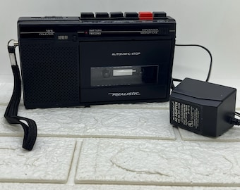 Reproductor/grabador de casetes Tandy CTR-58 modelo 14-1008 de Radio Shack, estilo años 80, de la marca Realistic, incluye adaptador de corriente y micrófono.