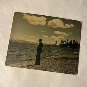 Foto exclusiva de papelão colorido vintage, homem em Pebble Beach, Lake Tahoe, Califórnia, 1939
