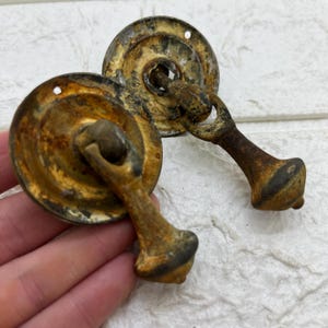 Paar vintage ladehendels met handgreep en verouderd metalen beslag