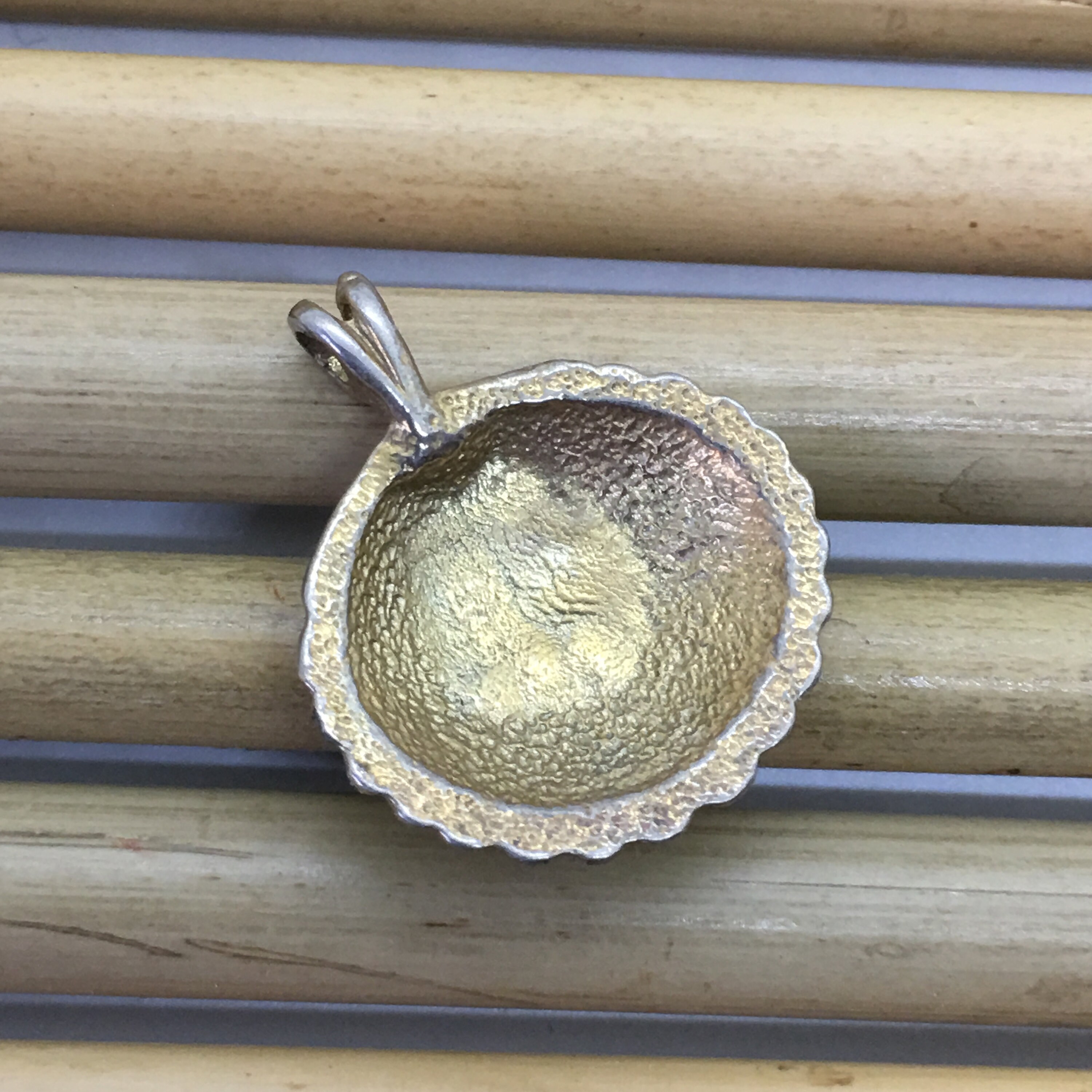 Pendentif Coquillage Vintage – Métal, Occasion, Parfait Pour Un Look Bohème