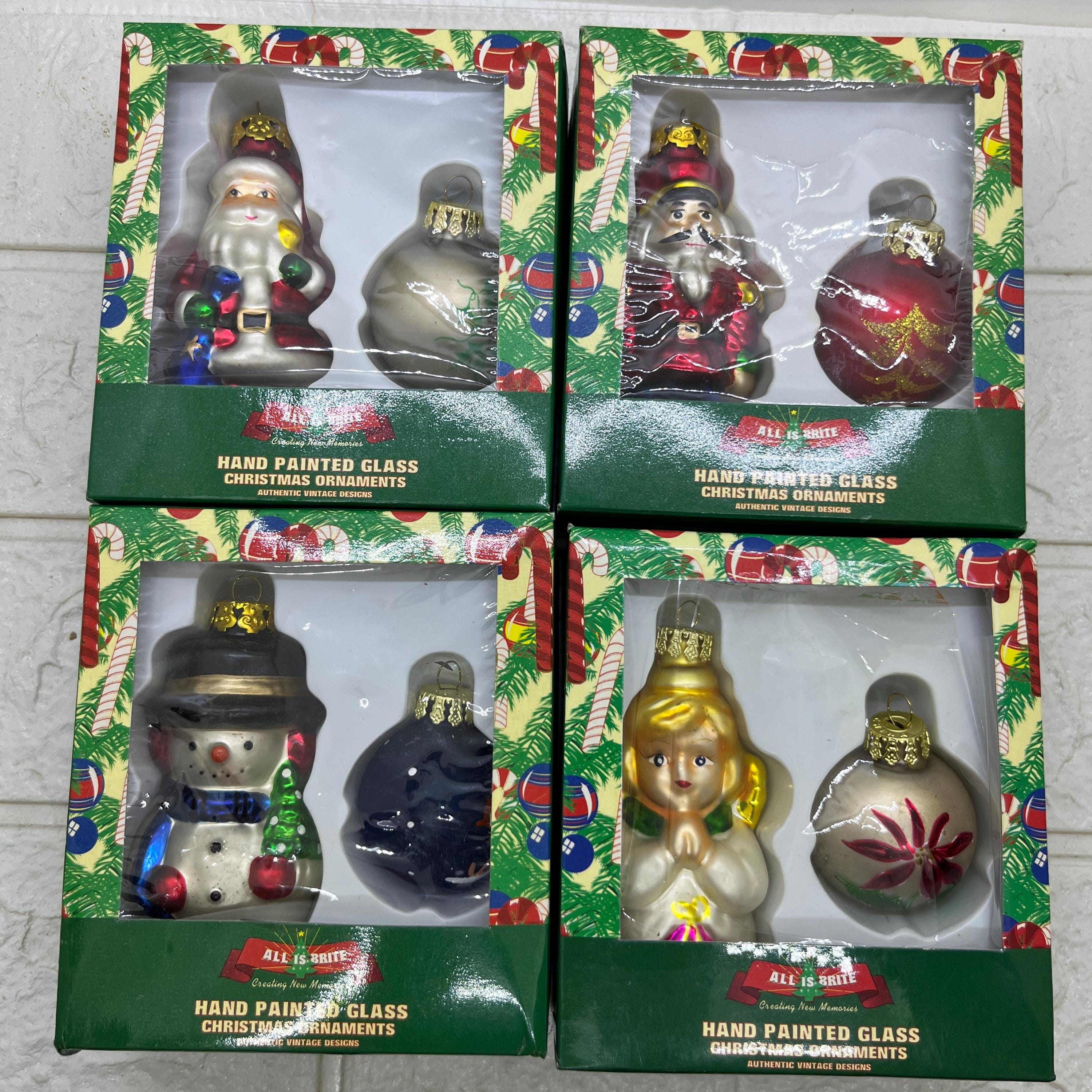 ヴィンテージの手描き吹きガラス製クリスマスオーナメント。All Is