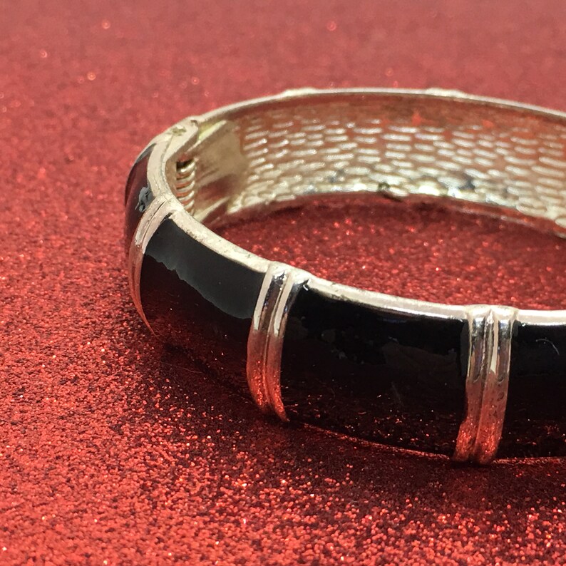 Vintage zwart geëmailleerde en zilveren metalen klemarmband afbeelding 2