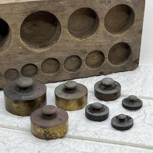 Puede incluir: Un letrero de madera hecho a mano con la palabra "Welcome" en una fuente juguetona. El letrero está pintado de blanco con un acabado envejecido y presenta un pequeño corazón decorativo. Diseñado para uso en interiores o exteriores.