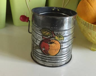 Vintage Bromwell es Sifter mit Chippy Fruit Aufkleber & Rotem Holzgriff