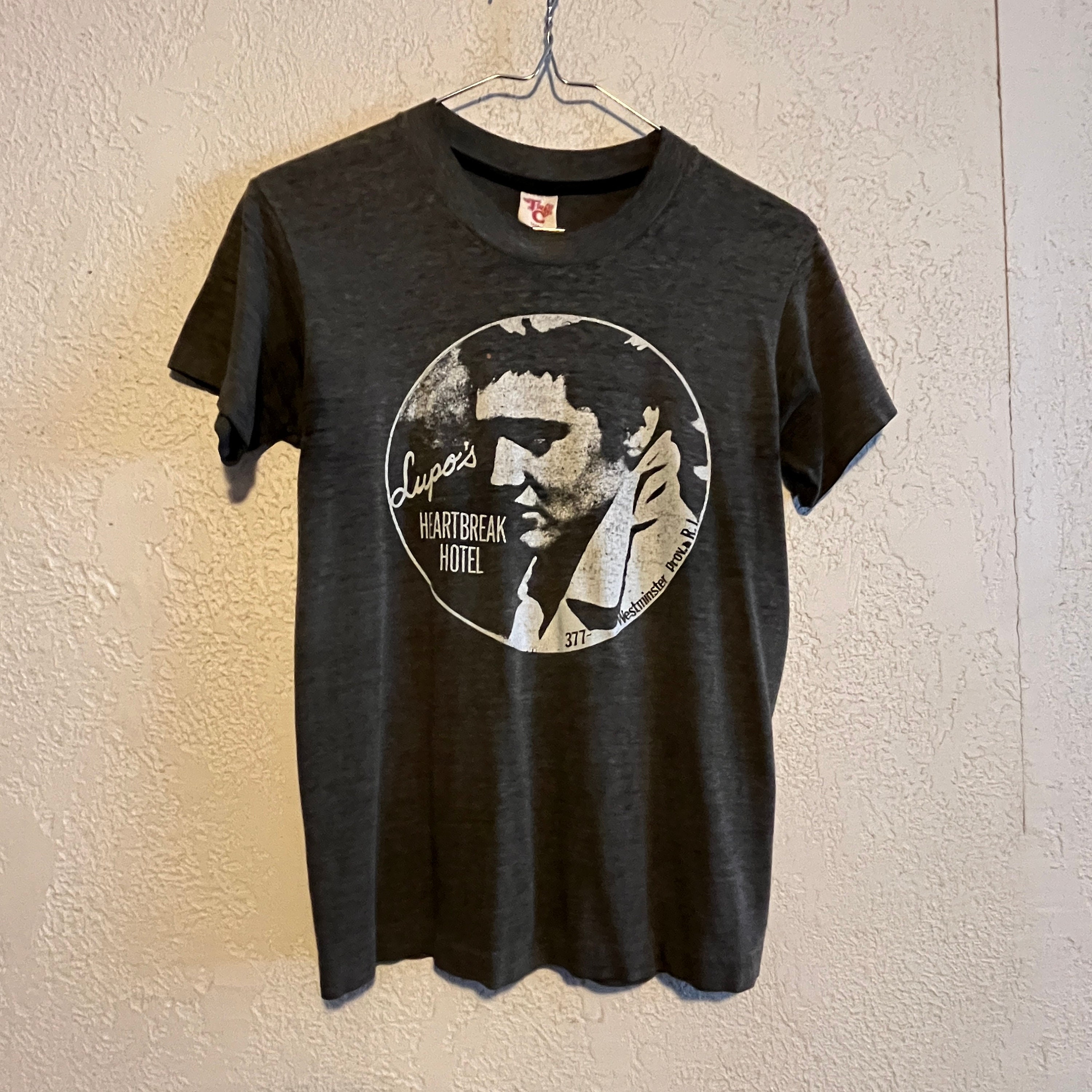 最愛 Lupo's Vintage Heartbreak by T-shirt Presley Elvis Hotel トップス
