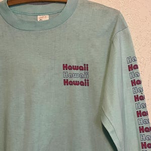 K&ouml;nnte beinhalten: Handgefertigtes Holzschild mit dem Text "Welcome to our home" in handschriftlichem Stil. Das Schild ist wei&szlig; lackiert mit schwarzer Schrift und einem Used-Look, perfekt f&uuml;r die Heimdekoration.