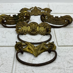 5x Mismatched Antique Metal Drop Bail Schubladenknäufe, Schrankgriffe, recycelte Hardware