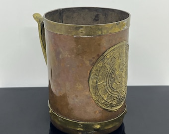 Taza con calendario de piedra solar azteca, cobre y latón, estilo vintage mexicano, forjada a mano con metales mixtos.