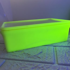 Vintage McKee Custard Uranglas Kühlschrank-Gericht mit Deckel ~ UV Glow ~ 19 cm