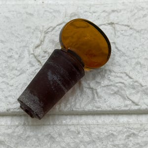 Vintage Glaskorken Korkenzieher. Klares Root Beer Braun mit Ovalem Top