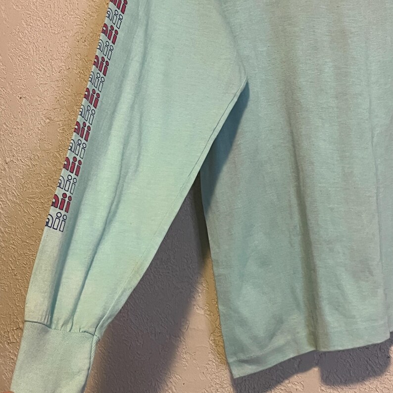 Ein getragenes Vintage 1980er Jahre Langarm Hawaii Hef-T T-Shirt. M Bild 3