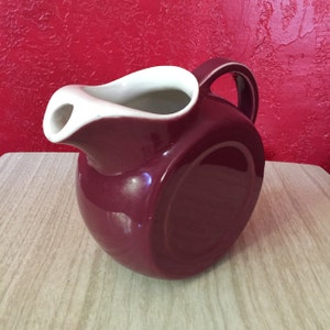 Jarra vintage de cerámica Coorsite en color burdeos y blanco