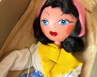 Marionetta vintage Pelham Puppets, graziosa contadina, in scatola, prodotta in Inghilterra.