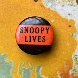 Vintage 1960s Snoopy Lives Pinback Button 1 1/4"