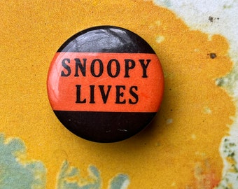 Épinglette vintage des années 1960 Snoopy Lives 1 1/4"