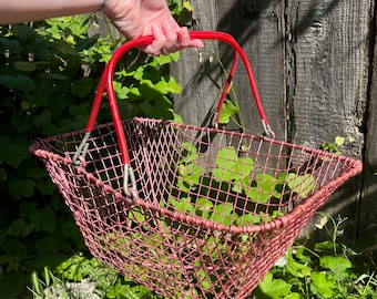 Panier à provisions vintage en aluminium anodisé. Poignées rouges en métal rose