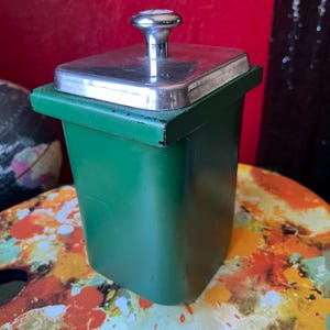 Vintage sodafontän jordgubbsdispenser av Coorsite Pottery 654 med Wm. A. Rogers hotelltallrik Oneida skopa