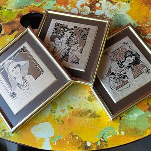Vintage William Tara „Honey“ Art-Deco-Kunstdrucke aus den 1970er Jahren ~ Set mit 3 gerahmten Wandbildern im Stil der Flapper-Girls