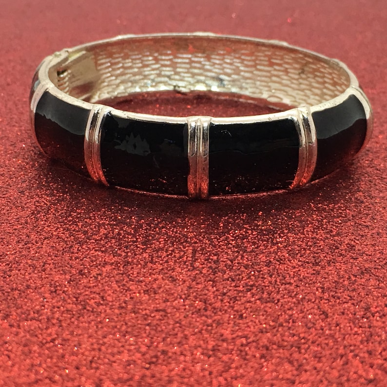 Op de afbeelding: Een set van drie keramische nestkommen met een gespikkelde, matte afwerking in cr&egrave;me, grijs en bruin. De kommen vari&euml;ren in grootte, de grootste heeft een diameter van ongeveer 15 cm.