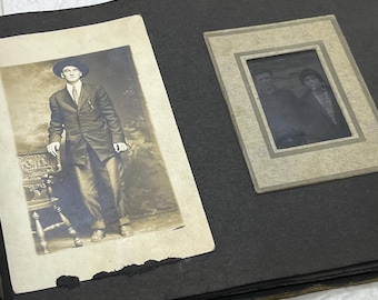 Peut inclure: Une page d'album photo vintage présentant deux photographies sépia. L'image de gauche montre une personne en costume et chapeau debout près d'une chaise. L'image de droite est un portrait plus petit de deux personnes sur un cadre en carton beige.