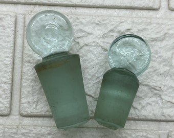 2 bouchons de bouteilles en verre vintage. Bleu-vert clair avec hauts ronds