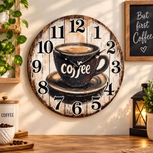 Könnte beinhalten: Eine runde Wanduhr mit einem Hintergrund aus verwitterten Holzplanken und einer großen schwarzen Kaffeetassen-Illustration in der Mitte. Auf der Tasse steht das Wort coffee. Schwarze Zahlen von 1 bis 12 sind um das zentrale Bild angeordnet.