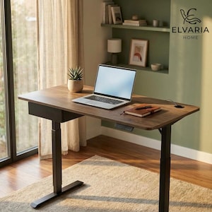 Pode incluir: Uma mesa de altura ajustável com superfície de madeira escura e estrutura de metal preto. A mesa possui uma gaveta, um painel de controle e um passa-fios. Um laptop, uma pequena planta suculenta e um caderno estão sobre a mesa.