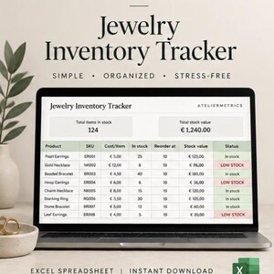 以下が含まれることがあります： Ateliermetricsのジュエリー在庫トラッカーのスプレッドシートを表示するノートパソコンの画面。デジタルインターフェースには、製品名、SKU、コスト、在庫レベル、再注文ポイント、合計値、およびIn stockやLOW STOCKなどのステータスを示す列が含まれています。
