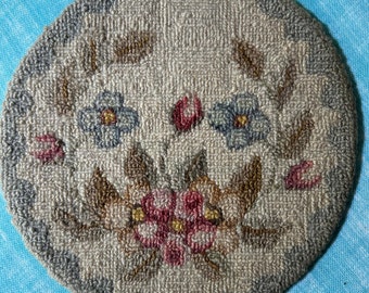 VINTAGE rustic NEEDLEPOINT WOOL doiley round embroidery 1940s table mat