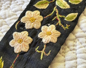 VINTAGE SARI BORDER one meter embroidered floral band Indian textile edging trim silk embroidery old saree border trimming antique textile