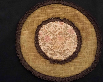 Tapete de tapiz redondo victoriano, camino de mesa antiguo, pañuelo de mesa, ribete metálico antiguo, aplique de petit point bordado, mantel del Viejo Mundo
