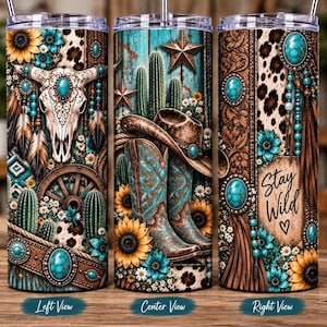 Peut inclure: Trois gobelets cylindriques au thème western avec un crâne de vache, des pierres turquoise, des tournesols, des cactus, un chapeau de cowboy et des bottes. Le gobelet de droite affiche le texte Stay Wild avec un cœur sur un fond de bois, d'imprimé léopard et de cuir.