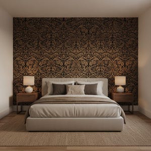 Puede incluir: Un dormitorio con una cama de marco tapizado en beige claro, ropa de cama blanca y dos cojines decorativos gris oscuro. Dos mesitas de noche de madera con lámparas blancas flanquean la cama, frente a una pared con papel tapiz damasco negro y cobre.