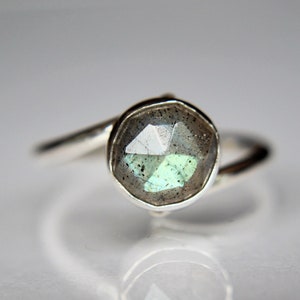 Anillo de labradorita, anillo de derivación, anillo llamativo, anillo de derivación de labradorita, anillo de labradorita natural, joyería de labradorita, labradorita, regalo