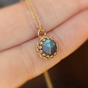 ゴールド ラブラドライト ネックレス、ラブラドライト ネックレス、シンプルなラブラドライト ペンダント、天然宝石、ラブラドライト ジュエリー、ローズカット ラブラドライト